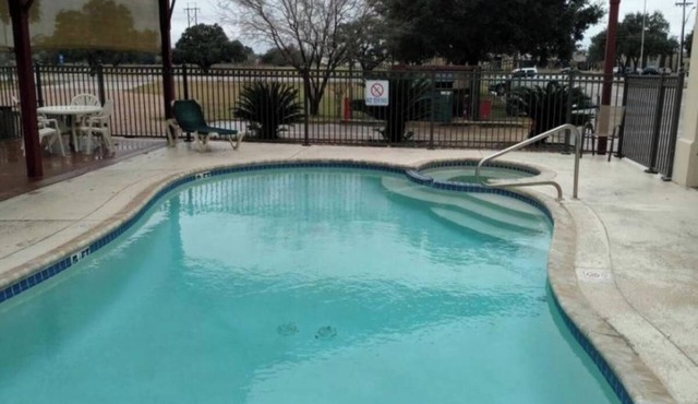Group Getaway w/Pool – 3 Rooms, Convenient Base for Shopping & Highway Travel