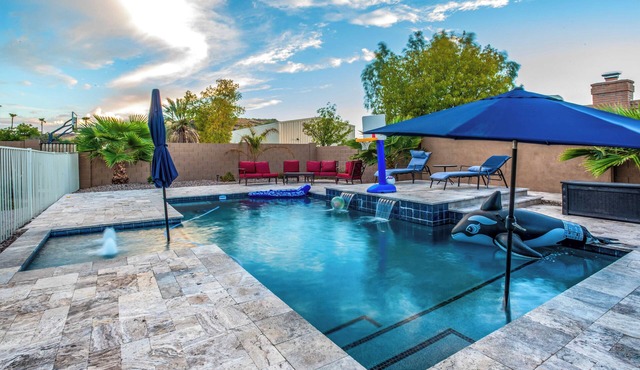 Group Getaway w/Pool & Putting Green in Glendale