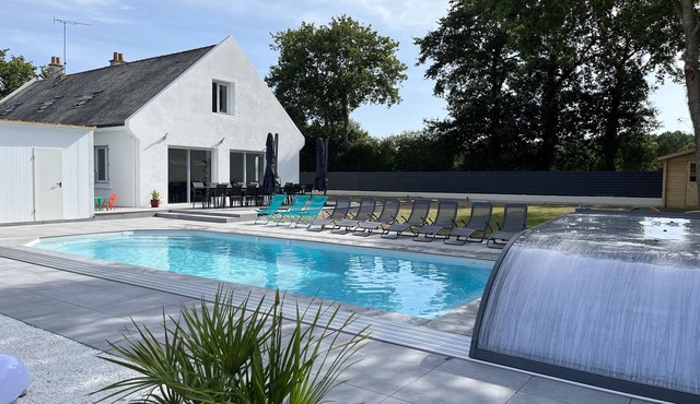 Group gîte (18/20 pers) with heated swimming pool