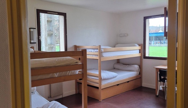 Group gîte with reception room in a green setting in the center of town.