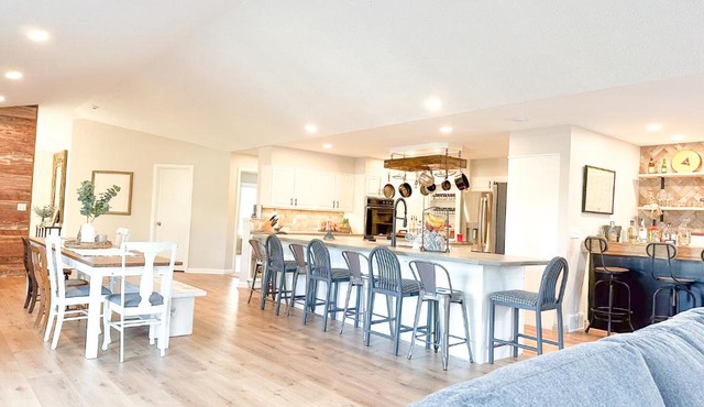 Group House Sleeps 26 THE ATTIC - 2 Miles to Cedar Point