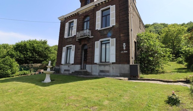 Group house with wood-burning stove & pool table