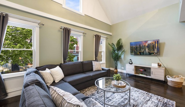 GROUP LUX LINCOLN PARK 4BD/4.5BA Home +parking