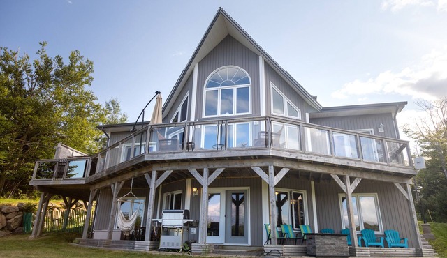 Group private water front, kayaking, wildlife, surfing, fresh ocean air and fun.