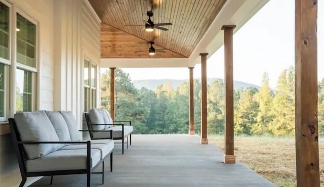 Group Retreat, Private Pool, Hot Tub, Sauna, 15 Acres+Pet Friendly Near Atlanta