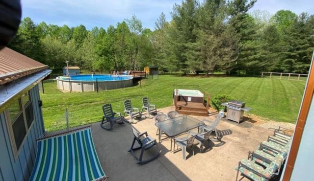 Group Retreat – Sleeps 20–50 | Hot Tub, Pool, Cabins & Camping Area, 10 minutes from Bloomington, ADA Compliant