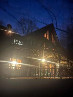 Group Spacious Cabin with Hot-Tub and Picnic Areas in Ohio