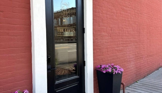 Group Stay, 3 private studio suites in charming downtown Heber Springs