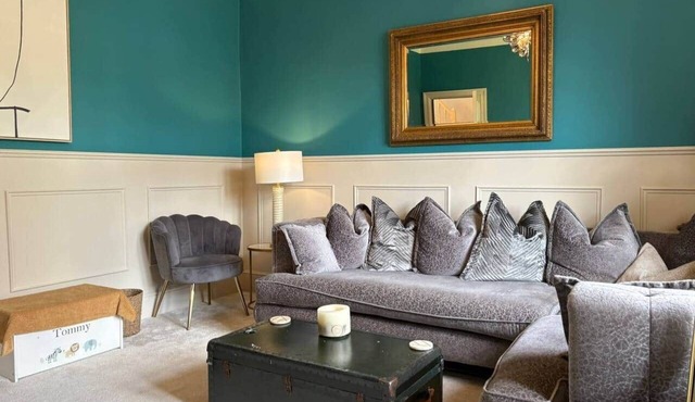 Group Stay 5BR Parking Sleeps 9 South Glasgow