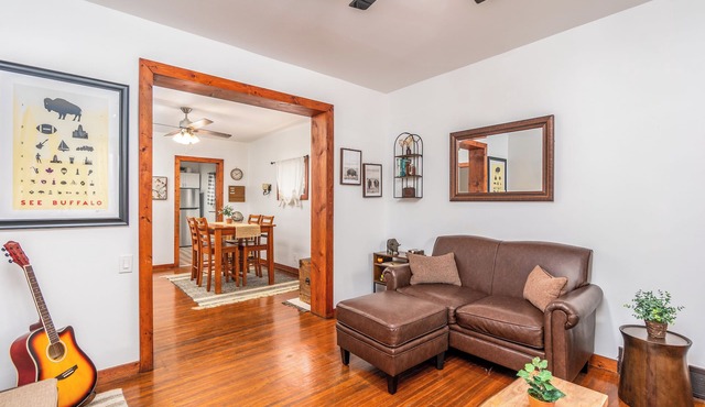 Group Stay! Buffalo and Niagara Falls Home - 6 bedrooms 2 Baths