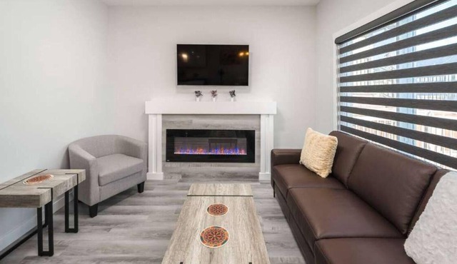 🏡 Group Stay by Downtown | 6BR Duplex Sleeps 16 | Banff Pass + Wine + Netflix!