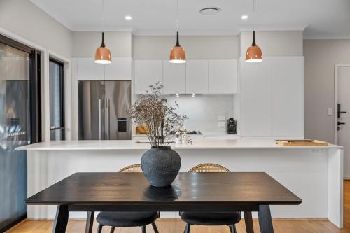 Group Stay Showroom Home - High End Luxury Sleeps 10 - Parking