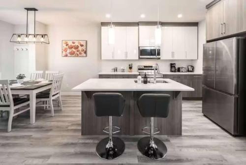 Group Stay, Sleeps 16! Near Downtown - 6BR Full Duplex, 2 Kitchens! FREE Banff Passes, Wine, Netflix, Parking!