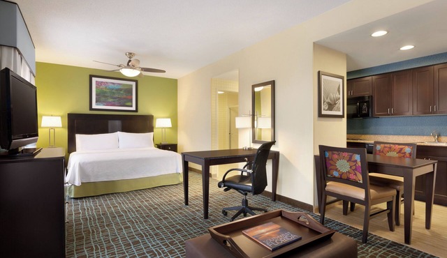 Group Vacay! 2 Cozy Units w/Kitchen, Pool, Shuttle, and Free Breakfast