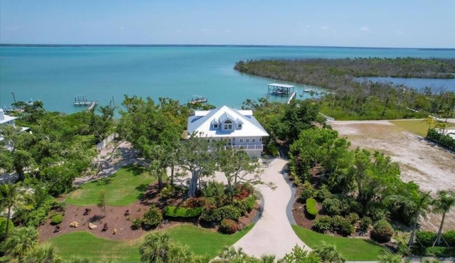 Grouper Getaway: Luxurious 4BR pool home with dock in Boca Grande.