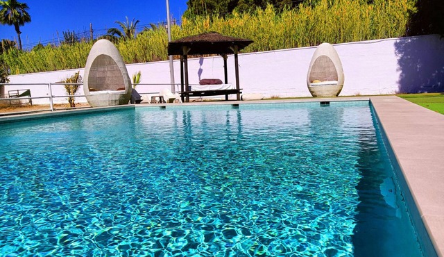 Groups 20-30 people. Beach, pool, private disco, BBQ, chillout, billiards