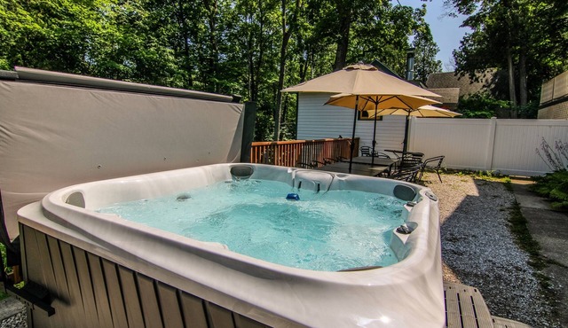 Groups! HotTub! Huge Yard! Bikes/Kayaks/Games!