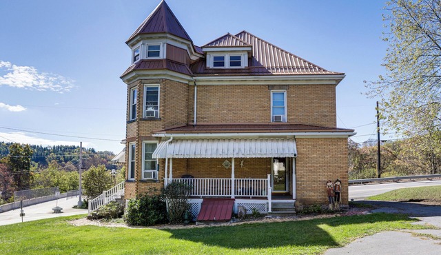 Groups Welcome! Historic Queen Anne Gem in Garrett