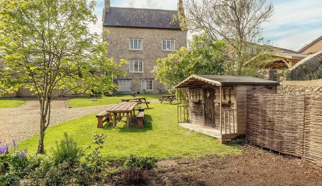 Groups Welcome, large historic manor next to ancient castle and pub in Wales! nn