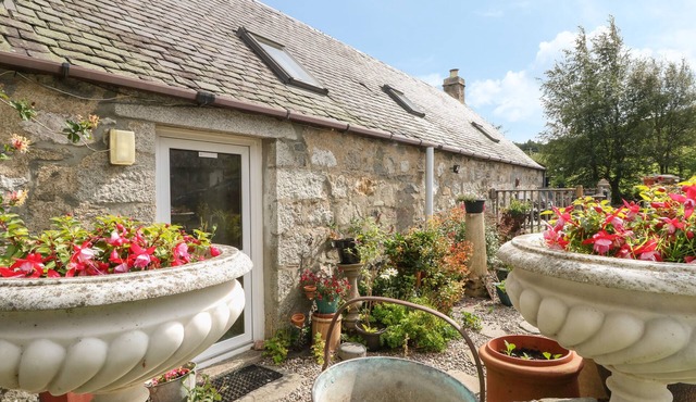 GROUSE COTTAGE, romantic, character holiday cottage in Laggan