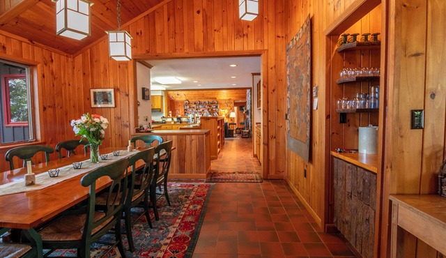 Grouse House: Elegant lakefront camp, great for families, dogs and fun