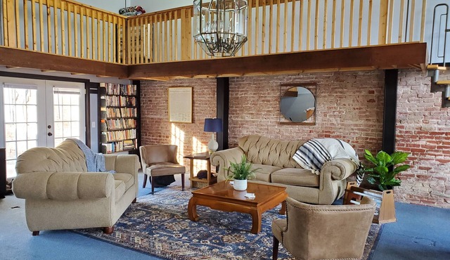 Grouse Valley Lodge perfect for large groups. 50 minutes from Pioneer Woman.