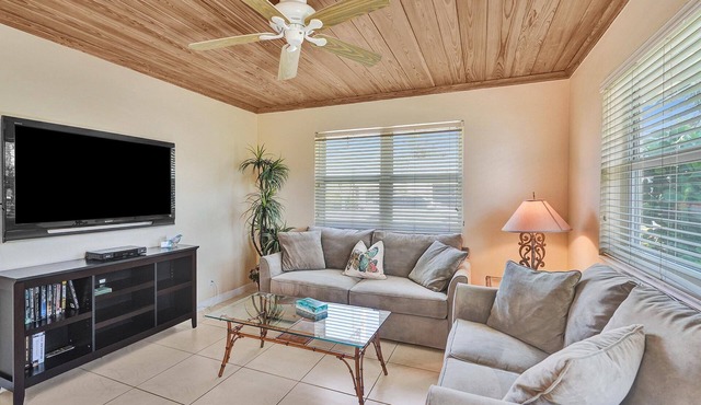 Grove 1 Bdrm/Bath Condo. 1 Blk walk Ocean & Dwtn Delray w/Pool, Parking & WiFi
