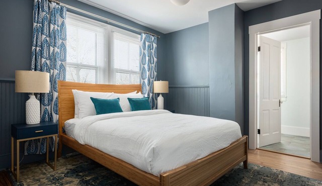 Grove Apartment | Lux 2 Bedroom Close to Downtown