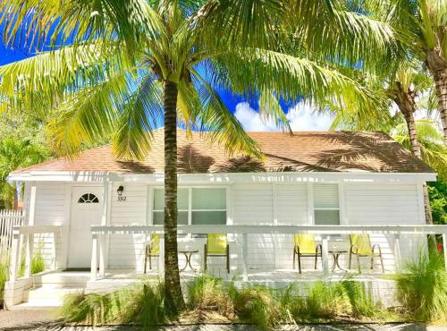 Grove Bay Bungalow - 2/2 Gated Cottage-Walk to Bay