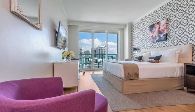 Grove Bayview Getaway: Stunning Views, Pool Access & Parking
