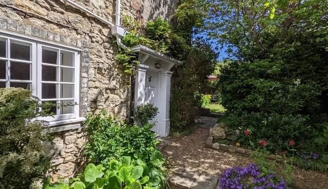 Grove Cottage - a cottage that sleeps 4 guests in 2 bedrooms