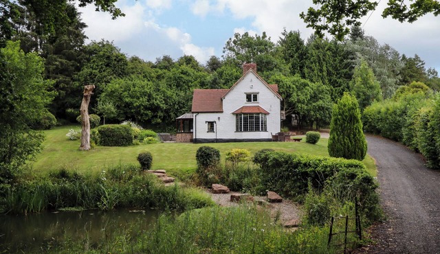 GROVE COTTAGE, family friendly, with hot tub in Leominster