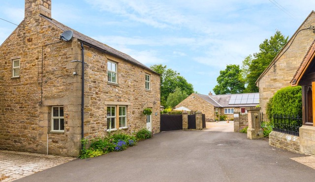 GROVE COTTAGE, pet friendly, character holiday cottage in Allendale