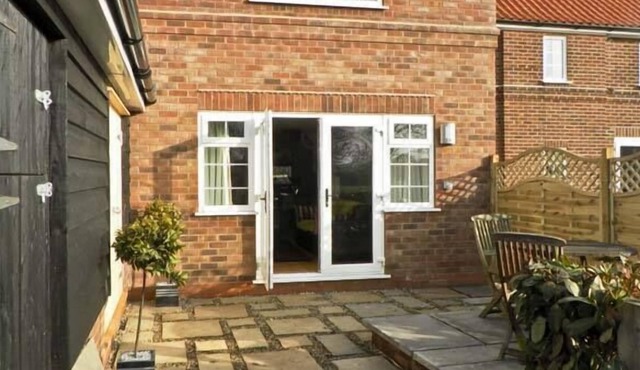 GROVE COTTAGE, with hot tub in Malton