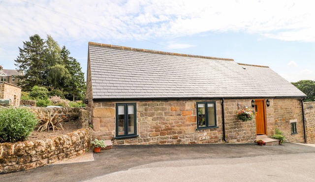 GROVE FARM BARN, family friendly, with a garden in Darley Dale