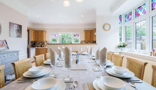 Grove Lodge - a house that sleeps 13 guests in 5 bedrooms