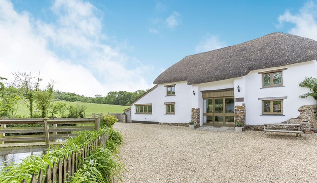 GROVES FISHLEIGH, pet friendly, with open fire in Hatherleigh