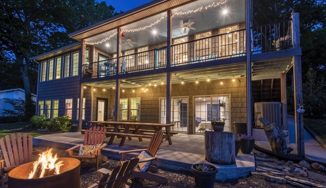 Grove’s Grandest Lakefront Getaway! TONS OF PARKING!
