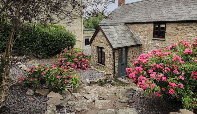 GROVESIDE, pet friendly, character holiday cottage in Glasbury