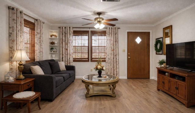 Groveton Country Cottage. In the Heart of Historic Trinity County. Sleeps 7