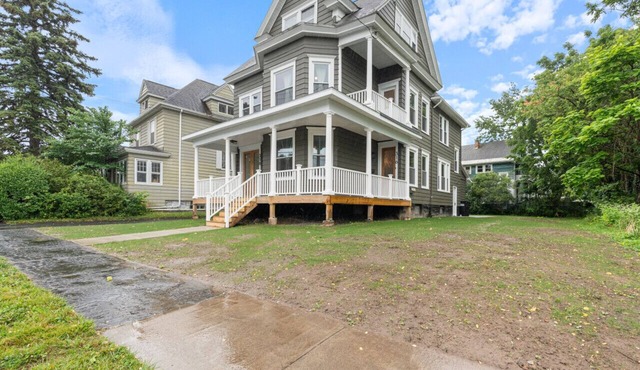 GRP HQ: Sleeps 16, Dual Kitchen/LR/DR, Central Loc