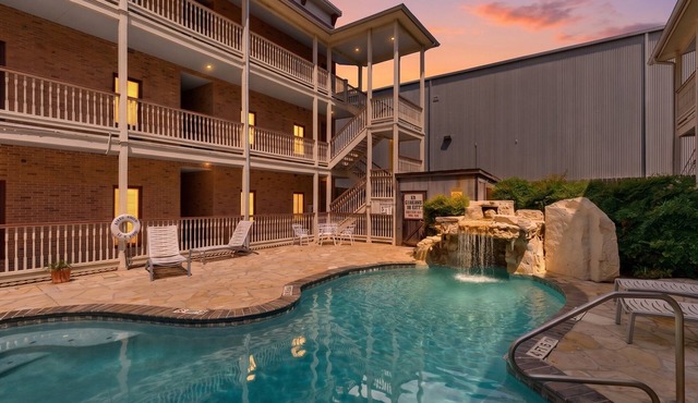 Gruene Envy – a first floor Poolside Condo with Guadalupe River Access