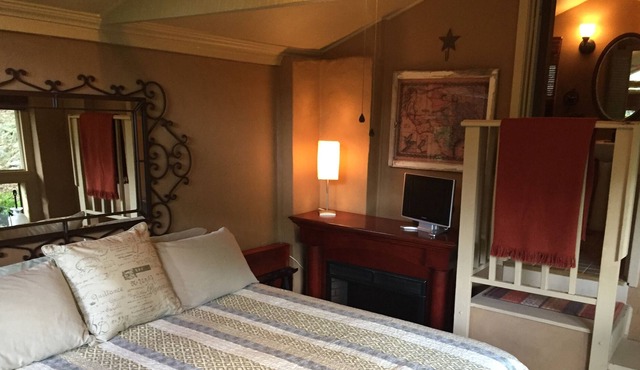 Gruene River Cabin on the Guadalupe - Sleeps 2, Kayak for 2, Float Tubes, Grill!
