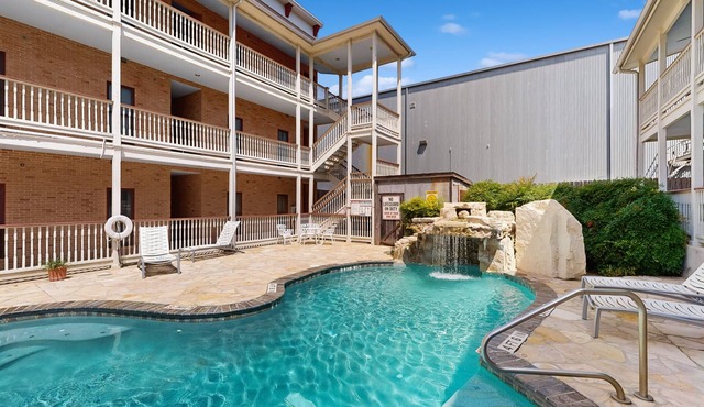 Gruene Riverfront 1st fl condo - pool & river access & walking distance to Gruene Hall