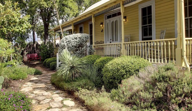 Gruene's Yellow Haus & Suite, Sleeps 1-14, Walk to Gruene Hall & River