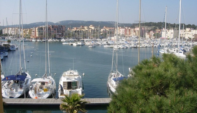 Gruissan (Aude). Quiet apartment with marina view and parking space