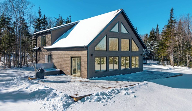 Grumps at Table Rock-3 Bedroom waterfront chalet in the woods of Little Pond.