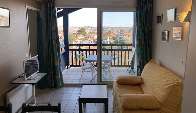 Guéthary: Charmant Appartement avec Terrasse et Accès Piscine, à Proximité de la Plage et du Centre