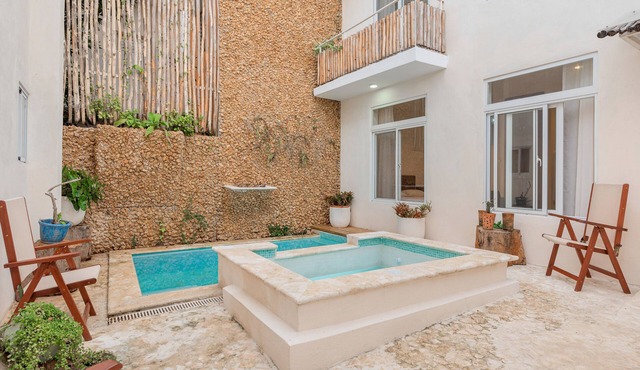 Guacanagarix 2-bdrm apt with ensuite baths, fully equipped kitchen and charm.