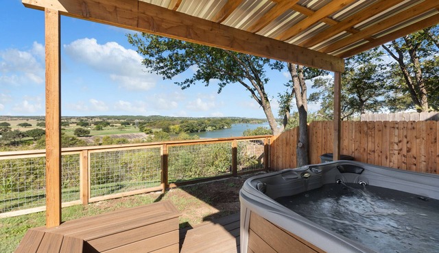 Guadalupe Bluff Farmhouse - Guadalupe River View - Hot Tub